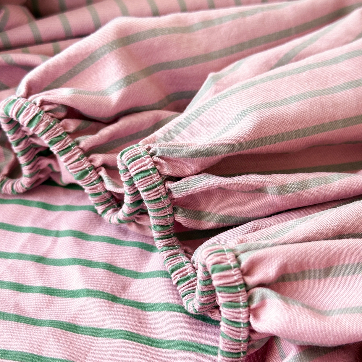 91家纺网 家纺一手货源 找家纺 一霖家纺 2025新款高克重云朵棉毛巾绣床笠 小红书热推 床笠款毛巾绣-哈基米