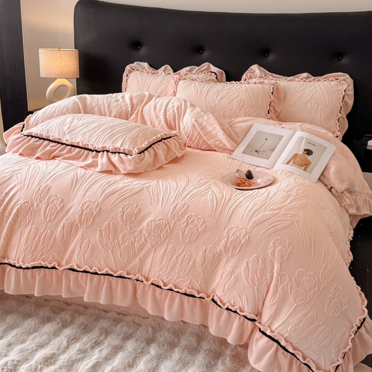 91家纺网 家纺一手货源 找家纺 绘萱家居 2025新款新品爆款高密消光织带花边款雕花牛奶绒四件套 艾薇儿-粉