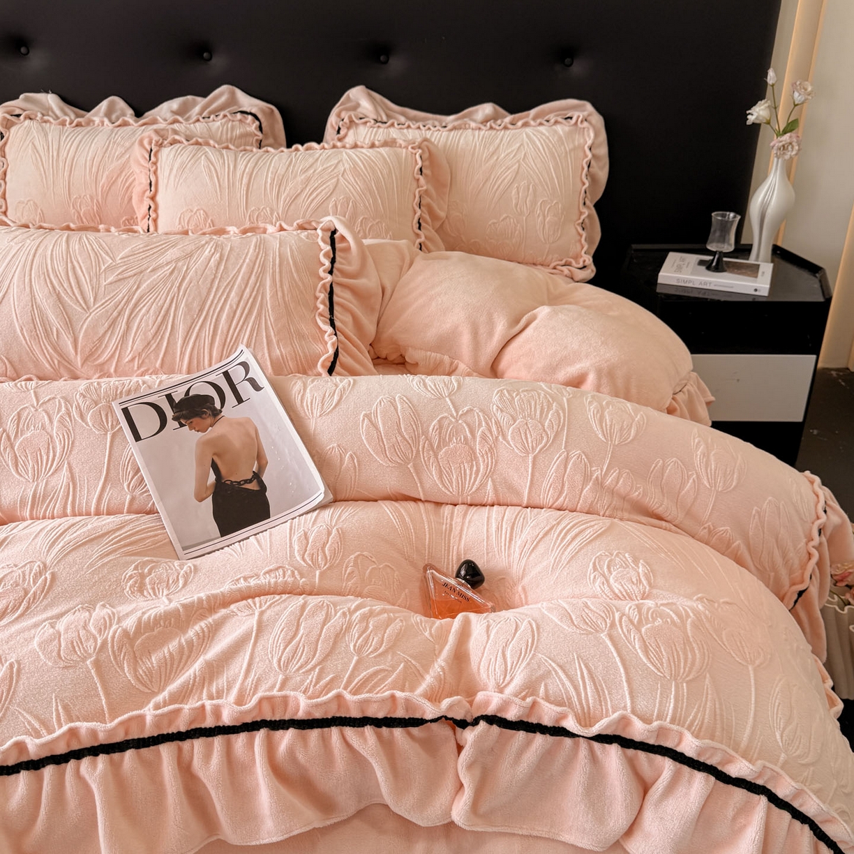 91家纺网 家纺一手货源 找家纺 绘萱家居 2025新款新品爆款高密消光织带花边款雕花牛奶绒四件套 艾薇儿-粉