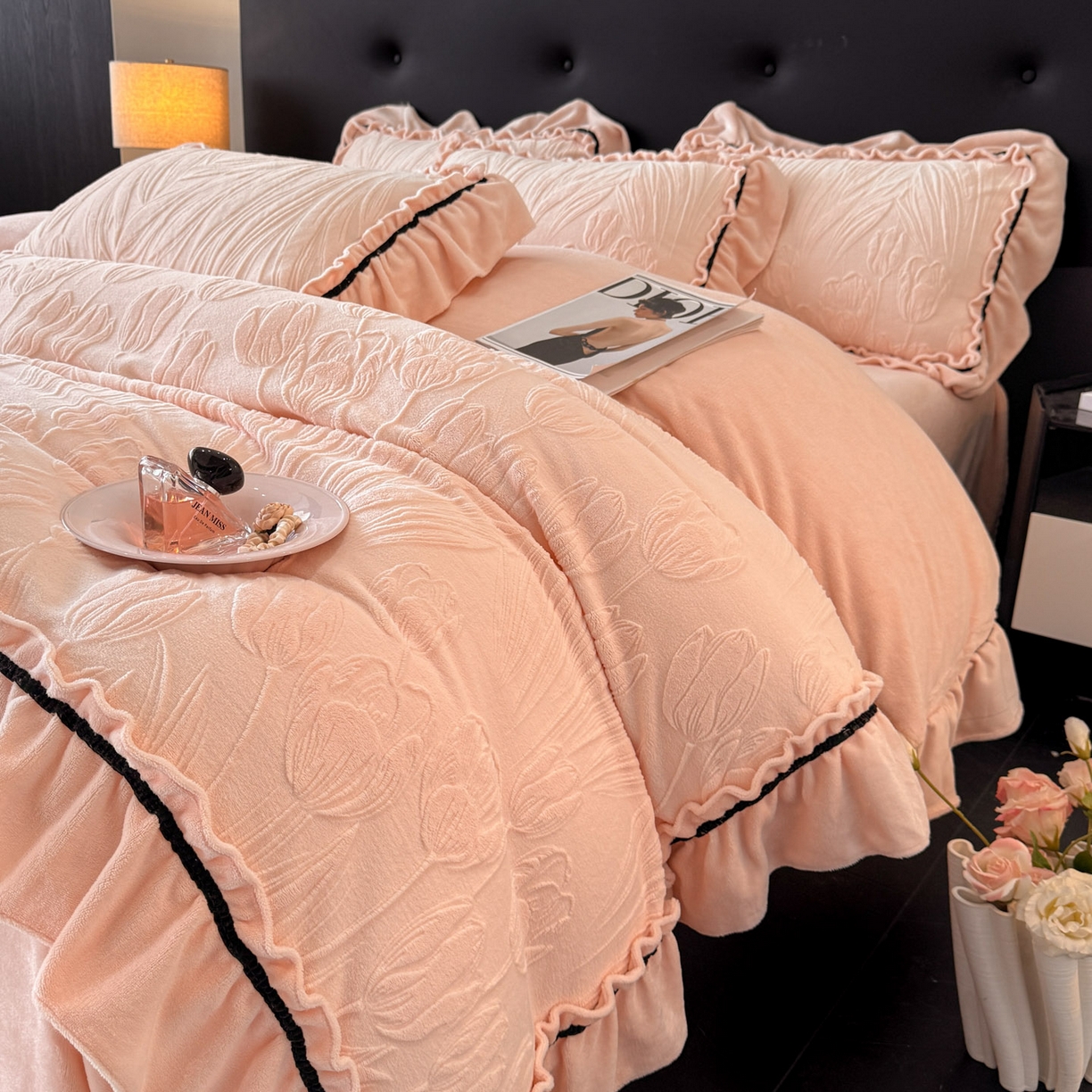 91家纺网 家纺一手货源 找家纺 绘萱家居 2025新款新品爆款高密消光织带花边款雕花牛奶绒四件套 艾薇儿-粉