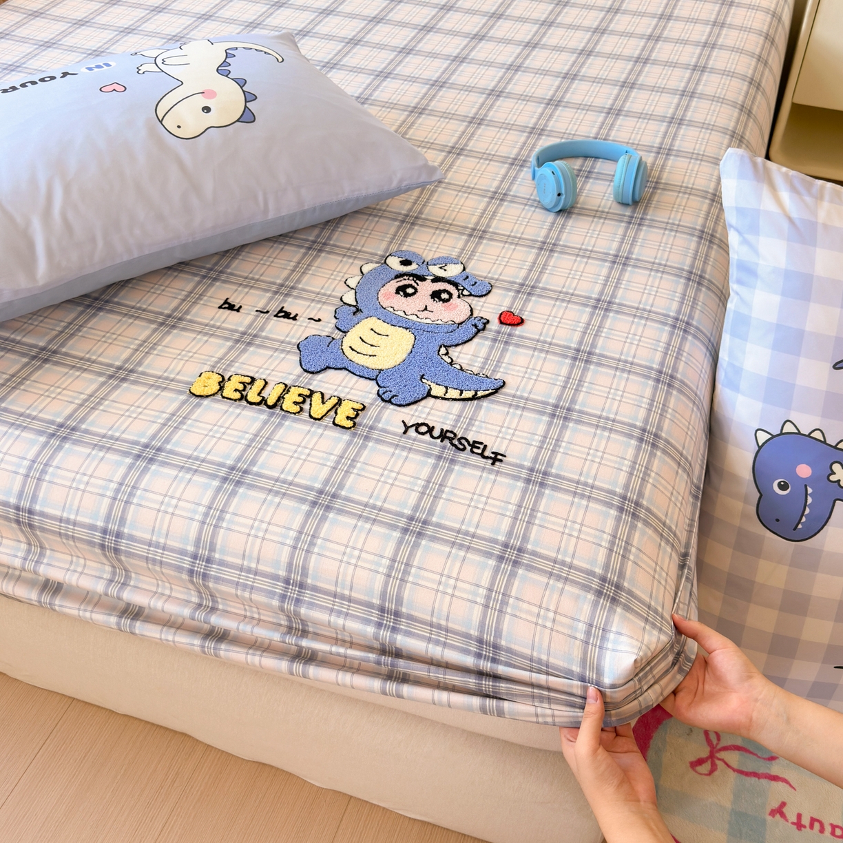 91家纺网 家纺一手货源 找家纺 一霖家纺 2025新款高克重云朵棉毛巾绣床笠 小红书热推 床笠款毛巾绣-恐龙小新