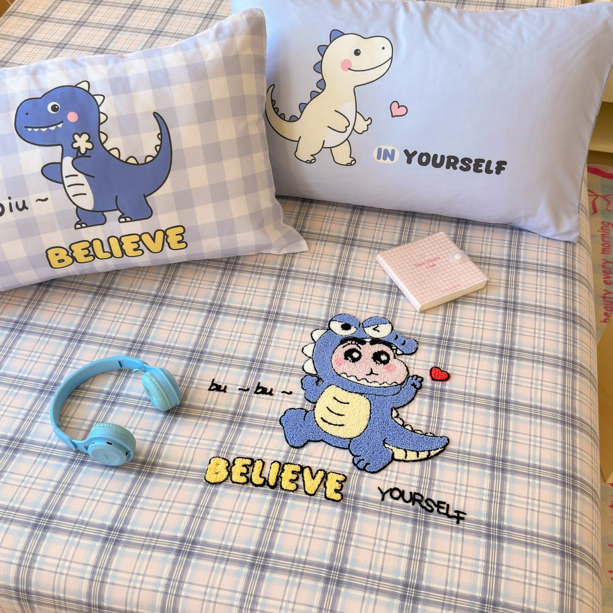 91家纺网 家纺一手货源 找家纺 一霖家纺 2025新款高克重云朵棉毛巾绣床笠 小红书热推 床笠款毛巾绣-恐龙小新