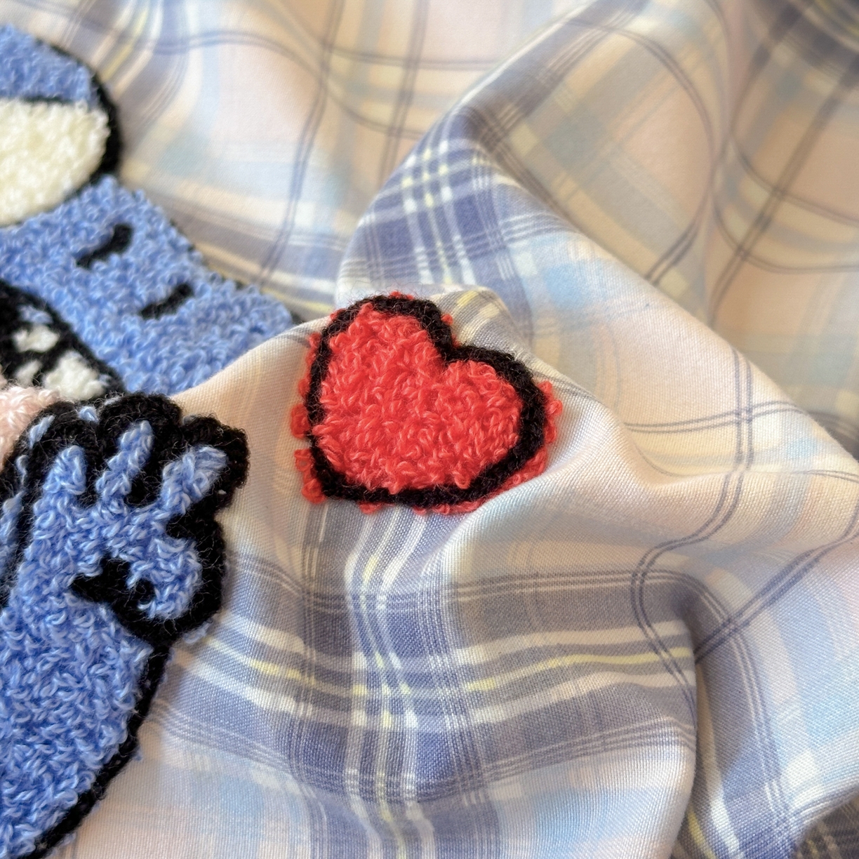 91家纺网 家纺一手货源 找家纺 一霖家纺 2025新款高克重云朵棉毛巾绣床笠 小红书热推 床笠款毛巾绣-恐龙小新