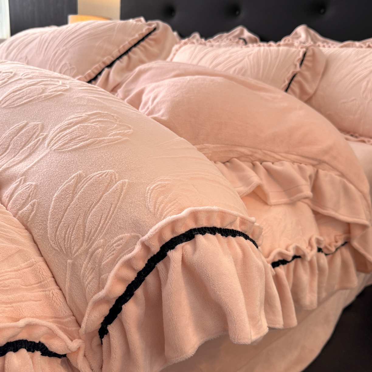 91家纺网 家纺一手货源 找家纺 绘萱家居 2025新款新品爆款高密消光织带花边款雕花牛奶绒四件套 艾薇儿-粉