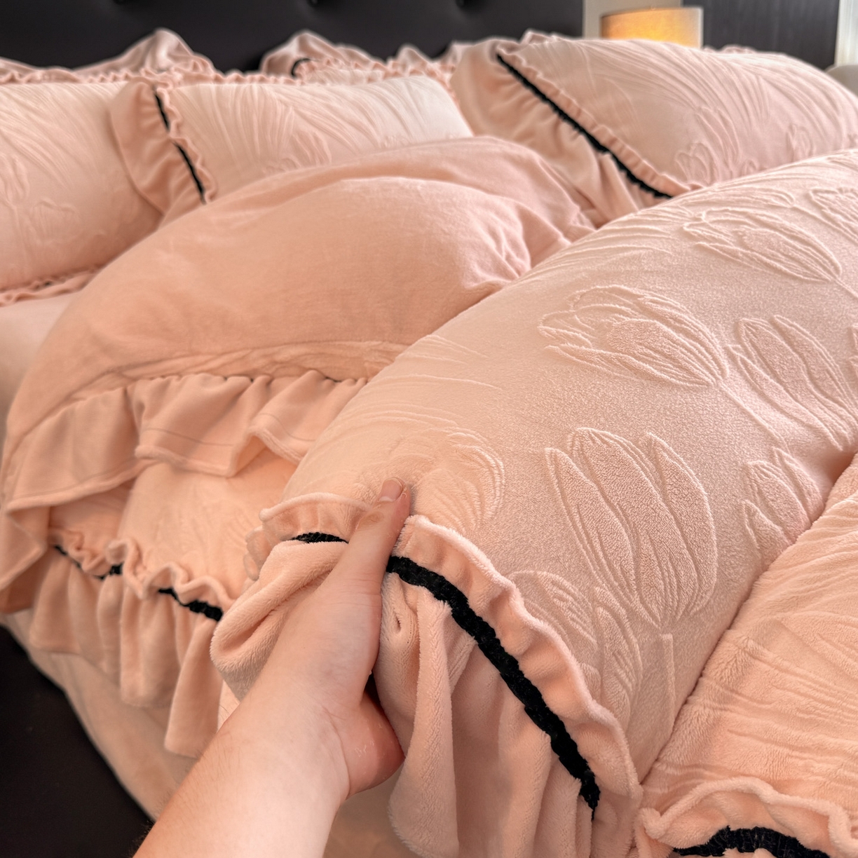 91家纺网 家纺一手货源 找家纺 绘萱家居 2025新款新品爆款高密消光织带花边款雕花牛奶绒四件套 艾薇儿-粉