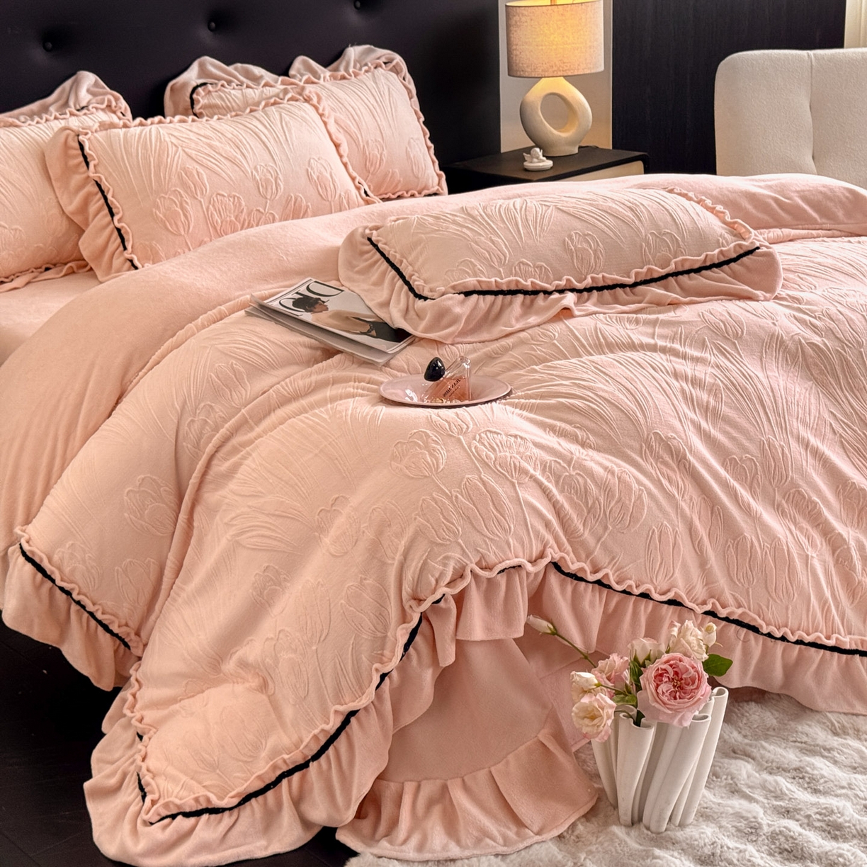 91家纺网 家纺一手货源 找家纺 绘萱家居 2025新款新品爆款高密消光织带花边款雕花牛奶绒四件套 艾薇儿-粉