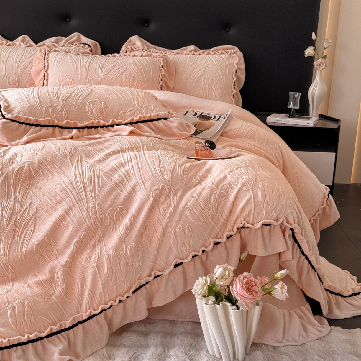 91家纺网 家纺一手货源 找家纺 绘萱家居 2025新款新品爆款高密消光织带花边款雕花牛奶绒四件套 艾薇儿-粉