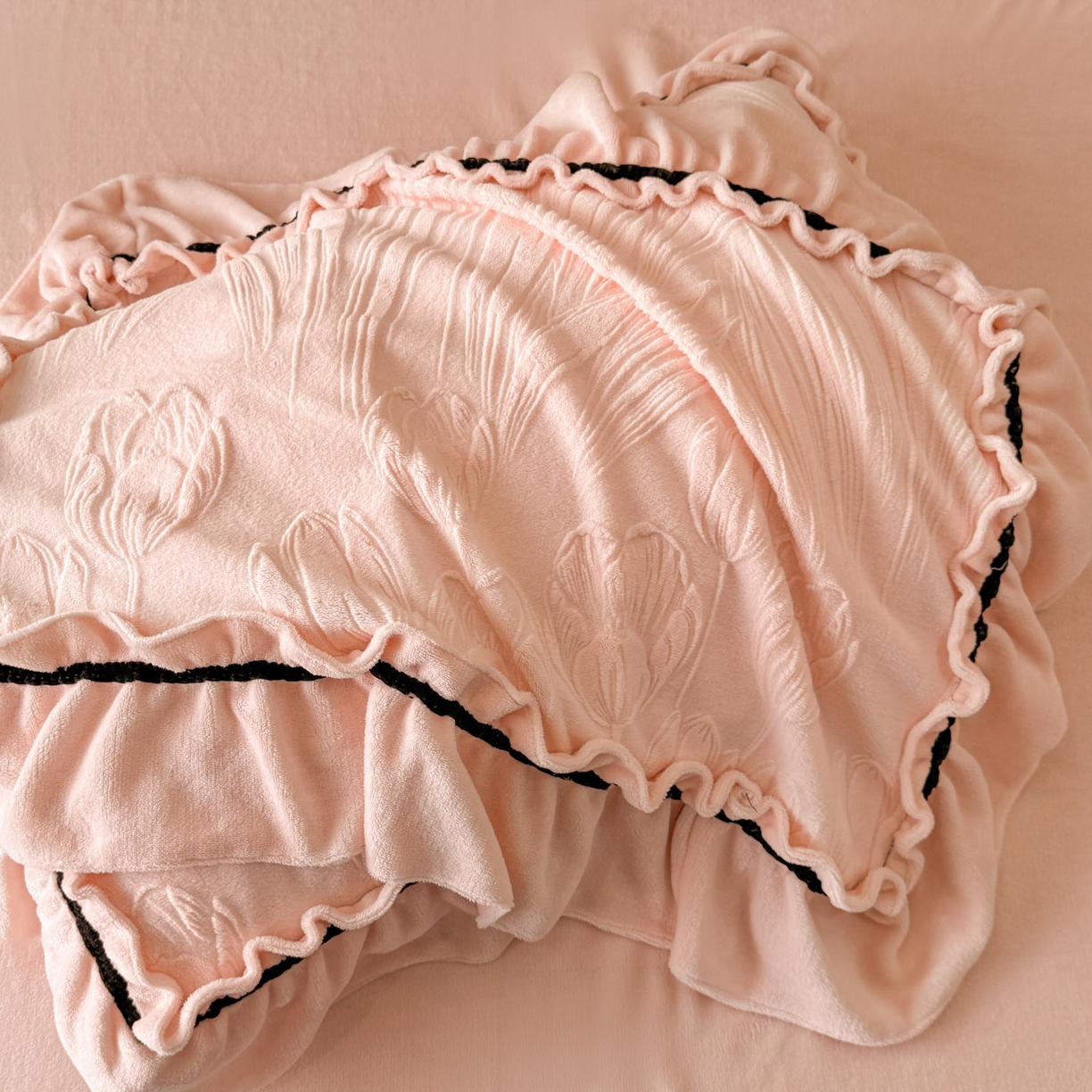 91家纺网 家纺一手货源 找家纺 绘萱家居 2025新款新品爆款高密消光织带花边款雕花牛奶绒四件套 艾薇儿-粉