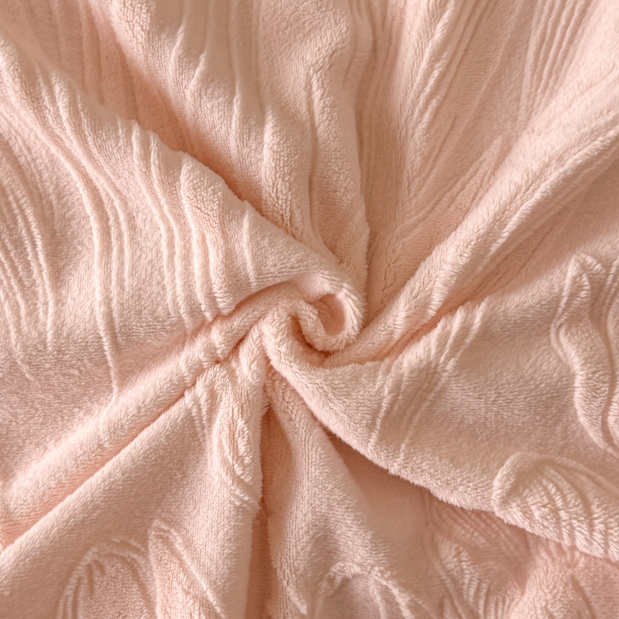 91家纺网 家纺一手货源 找家纺 绘萱家居 2025新款新品爆款高密消光织带花边款雕花牛奶绒四件套 艾薇儿-粉