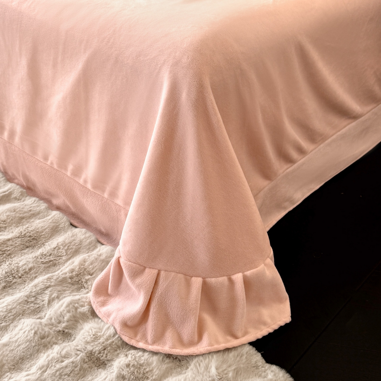 91家纺网 家纺一手货源 找家纺 绘萱家居 2025新款新品爆款高密消光织带花边款雕花牛奶绒四件套 艾薇儿-粉