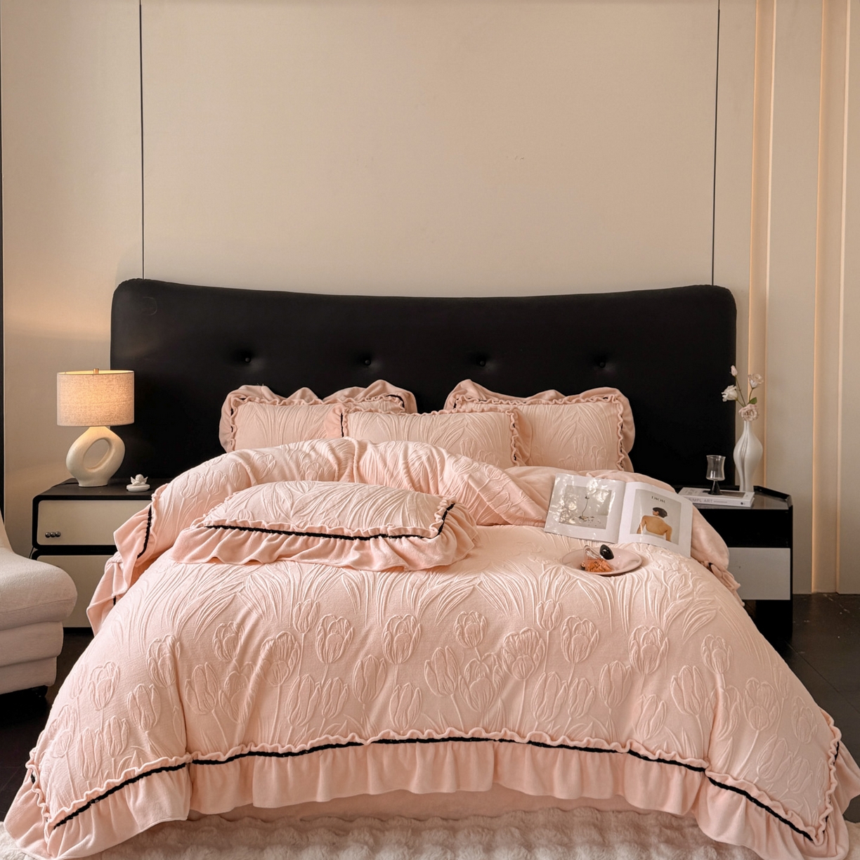 91家纺网 家纺一手货源 找家纺 绘萱家居 2025新款新品爆款高密消光织带花边款雕花牛奶绒四件套 艾薇儿-粉