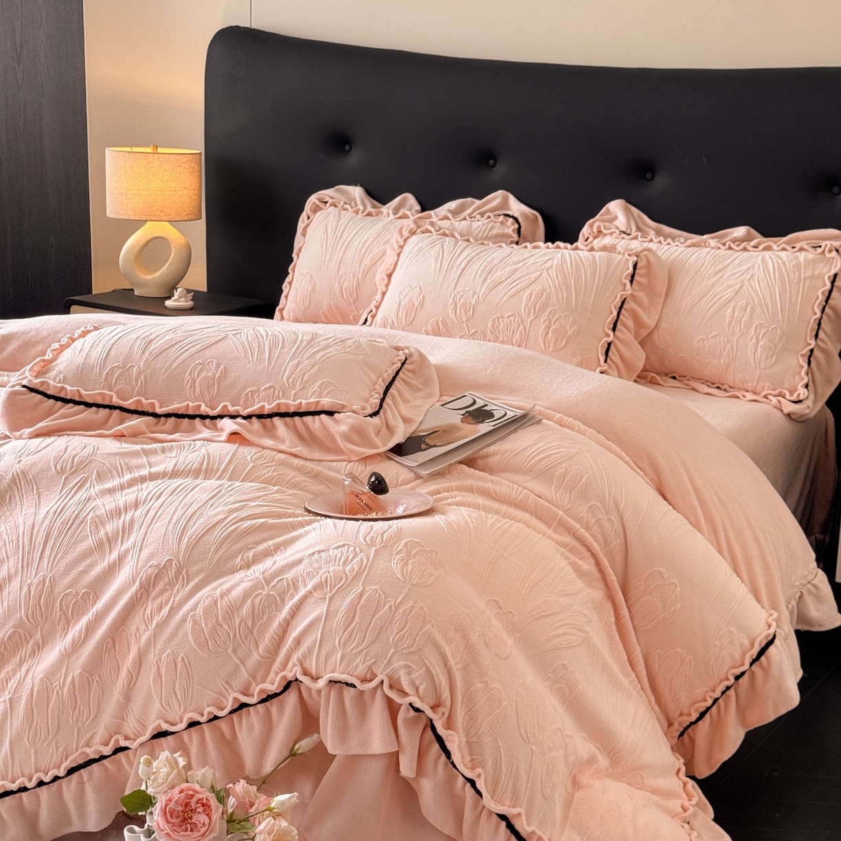 91家纺网 家纺一手货源 找家纺 绘萱家居 2025新款新品爆款高密消光织带花边款雕花牛奶绒四件套 艾薇儿-粉