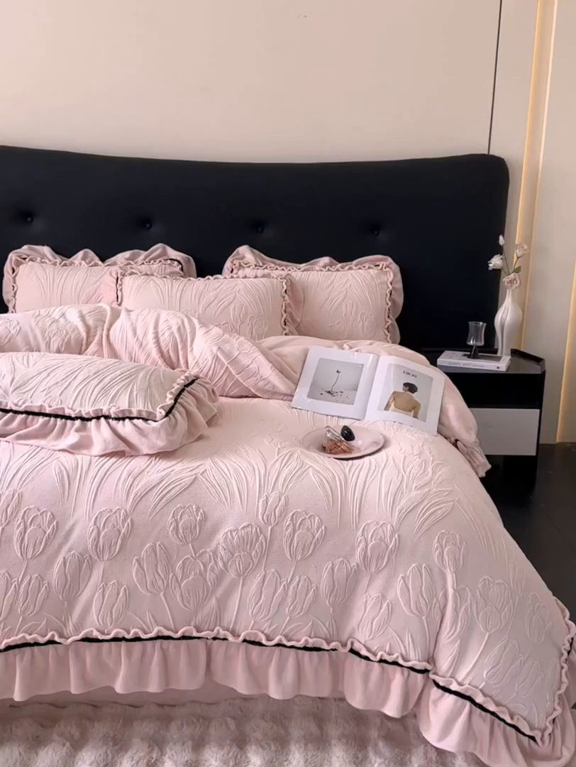 91家纺网 家纺一手货源 找家纺 绘萱家居 2025新款新品爆款高密消光织带花边款雕花牛奶绒四件套 艾薇儿-粉