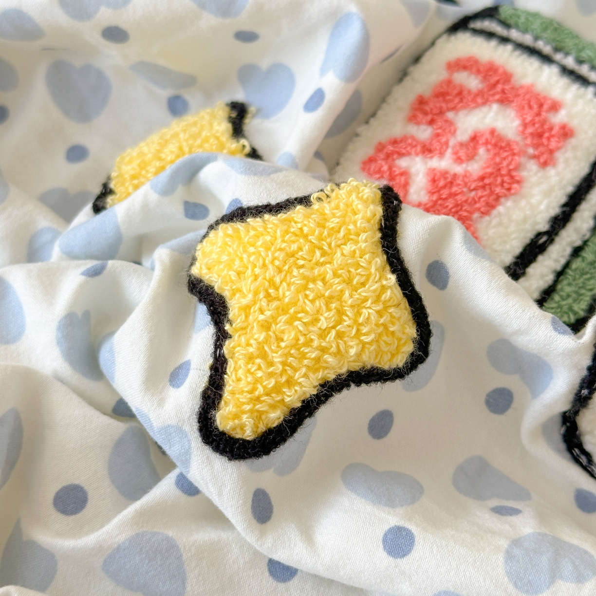 91家纺网 家纺一手货源 找家纺 一霖家纺 2025新款高克重云朵棉毛巾绣床笠 小红书热推 床笠款毛巾绣-麻将小狗