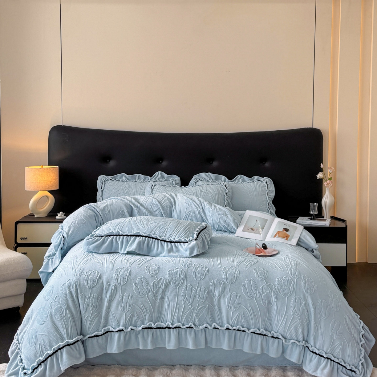 91家纺网 家纺一手货源 找家纺 绘萱家居 2025新款新品爆款高密消光织带花边款雕花牛奶绒四件套 艾薇儿-兰