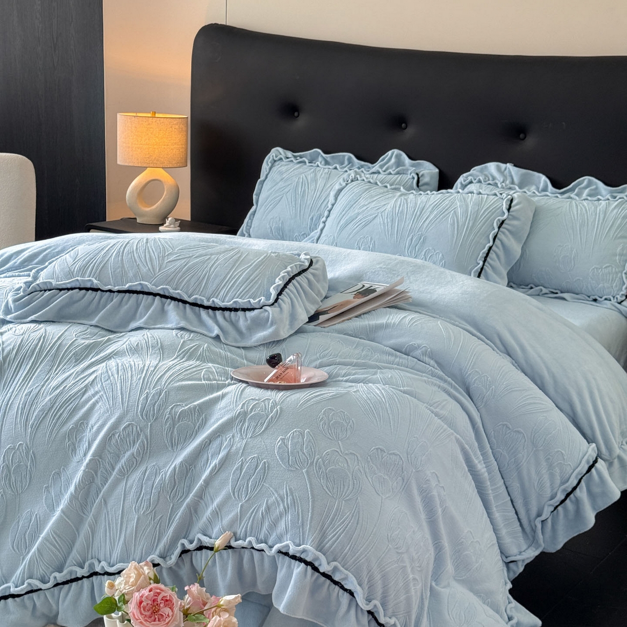 91家纺网 家纺一手货源 找家纺 绘萱家居 2025新款新品爆款高密消光织带花边款雕花牛奶绒四件套 艾薇儿-兰