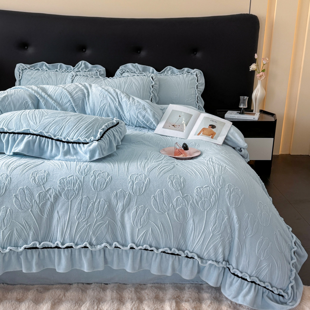 91家纺网 家纺一手货源 找家纺 绘萱家居 2025新款新品爆款高密消光织带花边款雕花牛奶绒四件套 艾薇儿-兰