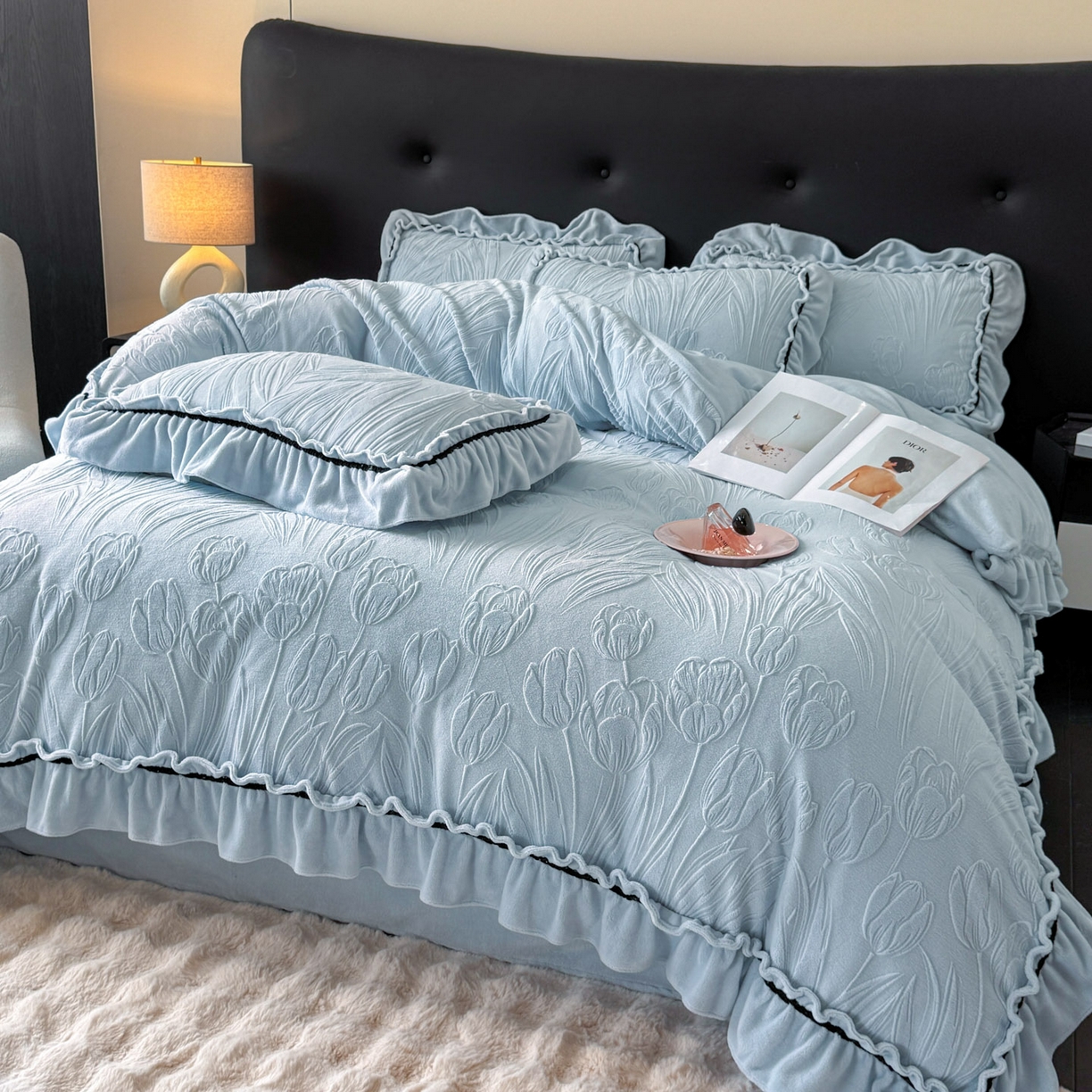 91家纺网 家纺一手货源 找家纺 绘萱家居 2025新款新品爆款高密消光织带花边款雕花牛奶绒四件套 艾薇儿-兰