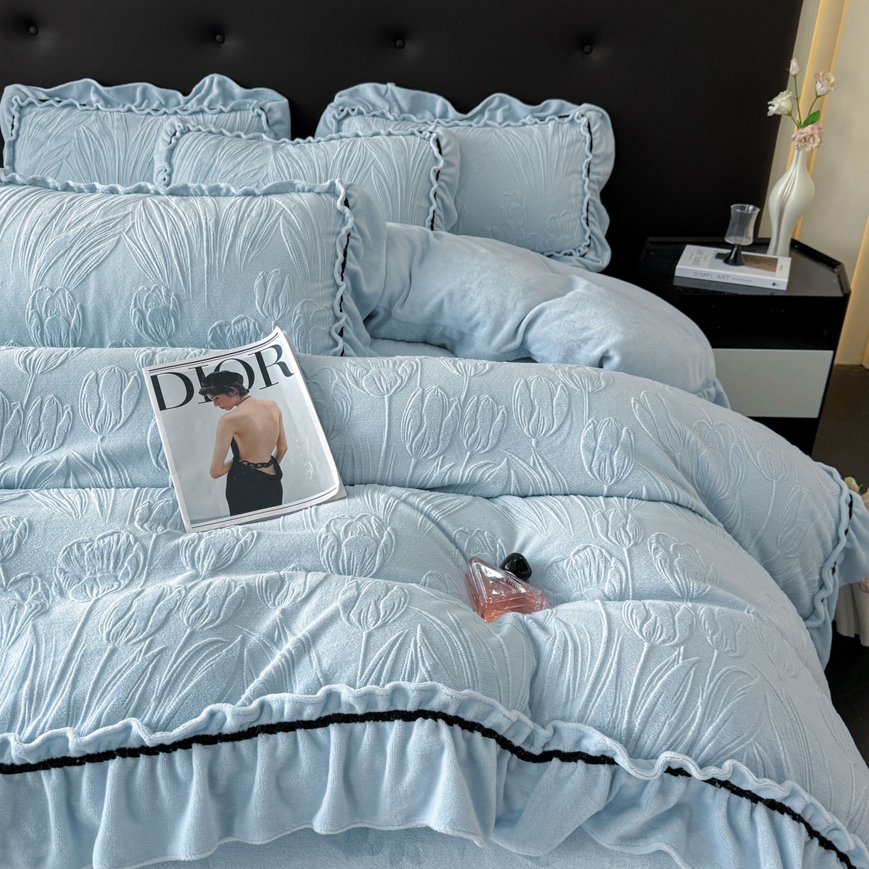 91家纺网 家纺一手货源 找家纺 绘萱家居 2025新款新品爆款高密消光织带花边款雕花牛奶绒四件套 艾薇儿-兰