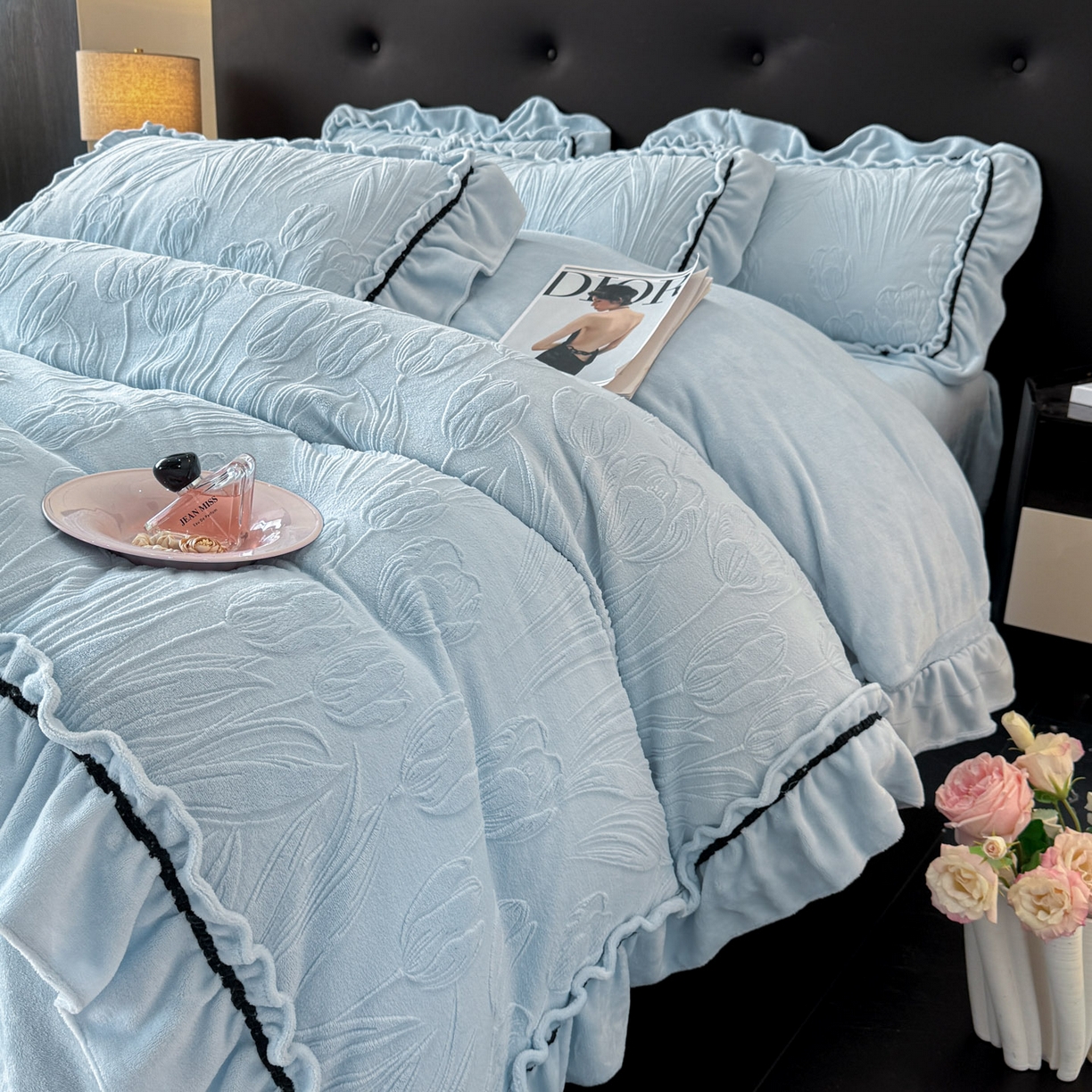 91家纺网 家纺一手货源 找家纺 绘萱家居 2025新款新品爆款高密消光织带花边款雕花牛奶绒四件套 艾薇儿-兰