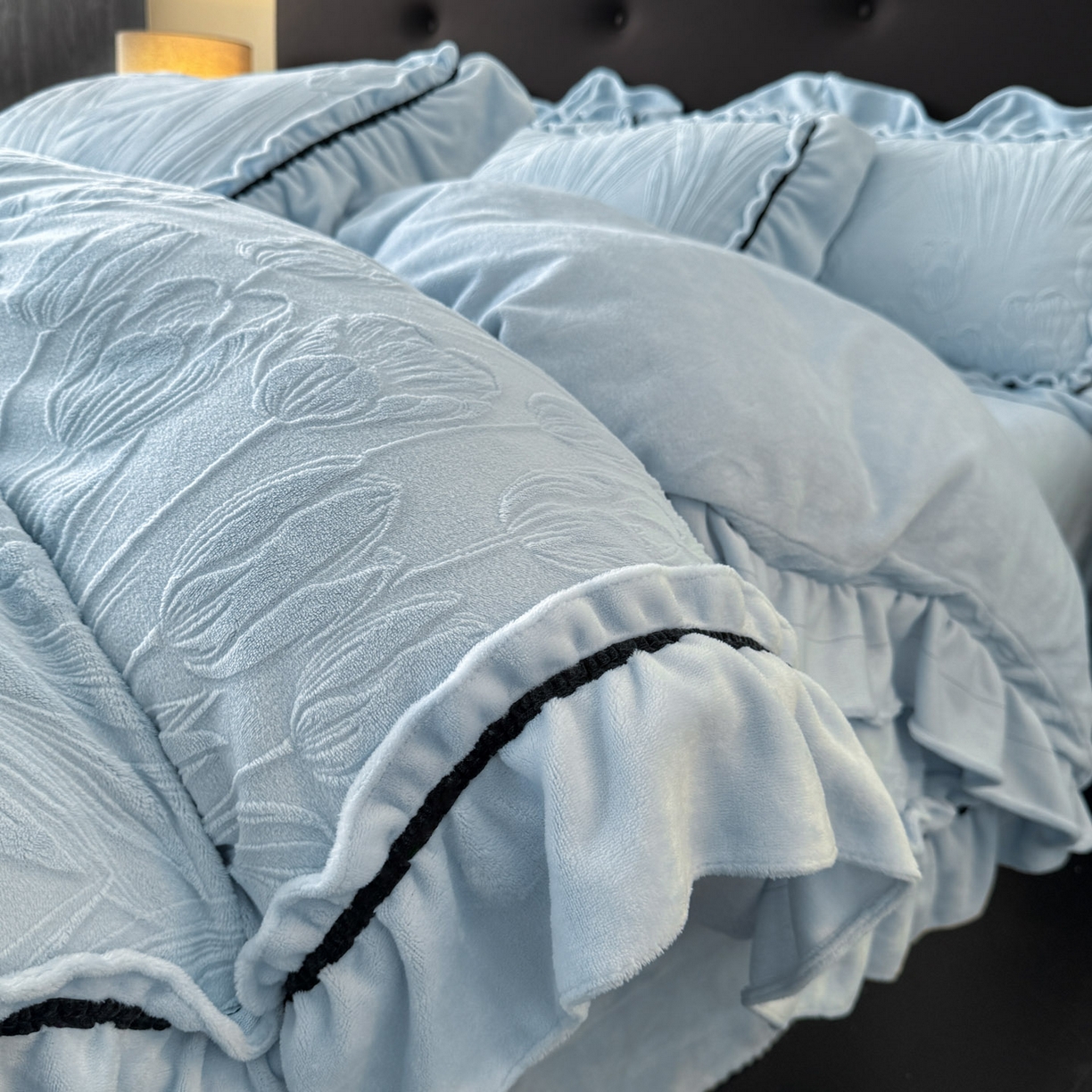 91家纺网 家纺一手货源 找家纺 绘萱家居 2025新款新品爆款高密消光织带花边款雕花牛奶绒四件套 艾薇儿-兰