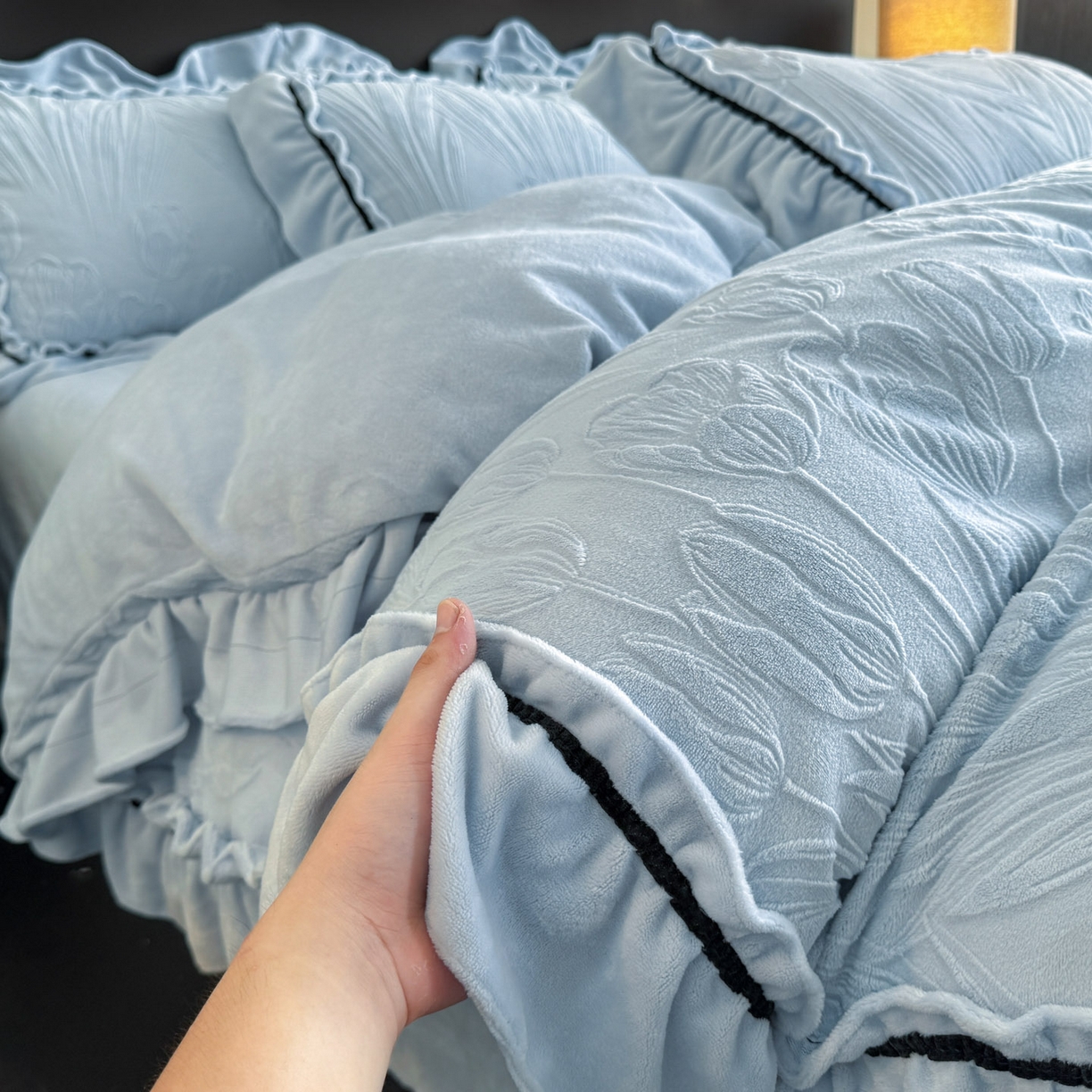 91家纺网 家纺一手货源 找家纺 绘萱家居 2025新款新品爆款高密消光织带花边款雕花牛奶绒四件套 艾薇儿-兰