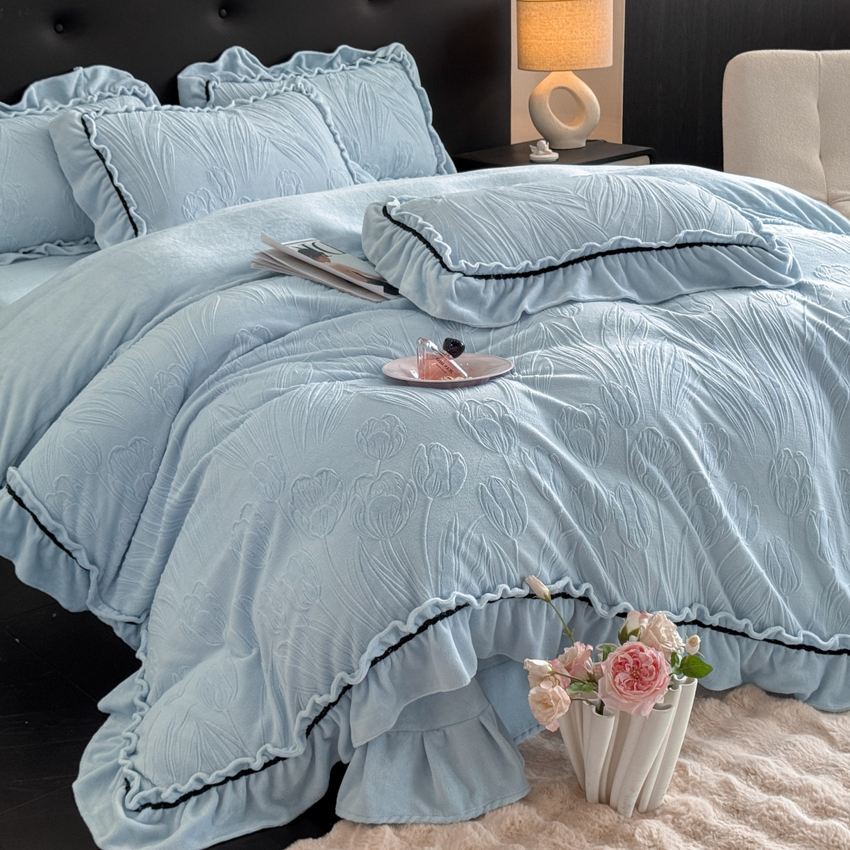 91家纺网 家纺一手货源 找家纺 绘萱家居 2025新款新品爆款高密消光织带花边款雕花牛奶绒四件套 艾薇儿-兰