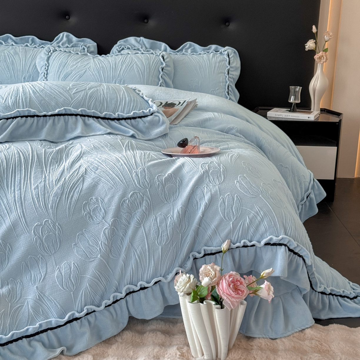 91家纺网 家纺一手货源 找家纺 绘萱家居 2025新款新品爆款高密消光织带花边款雕花牛奶绒四件套 艾薇儿-兰