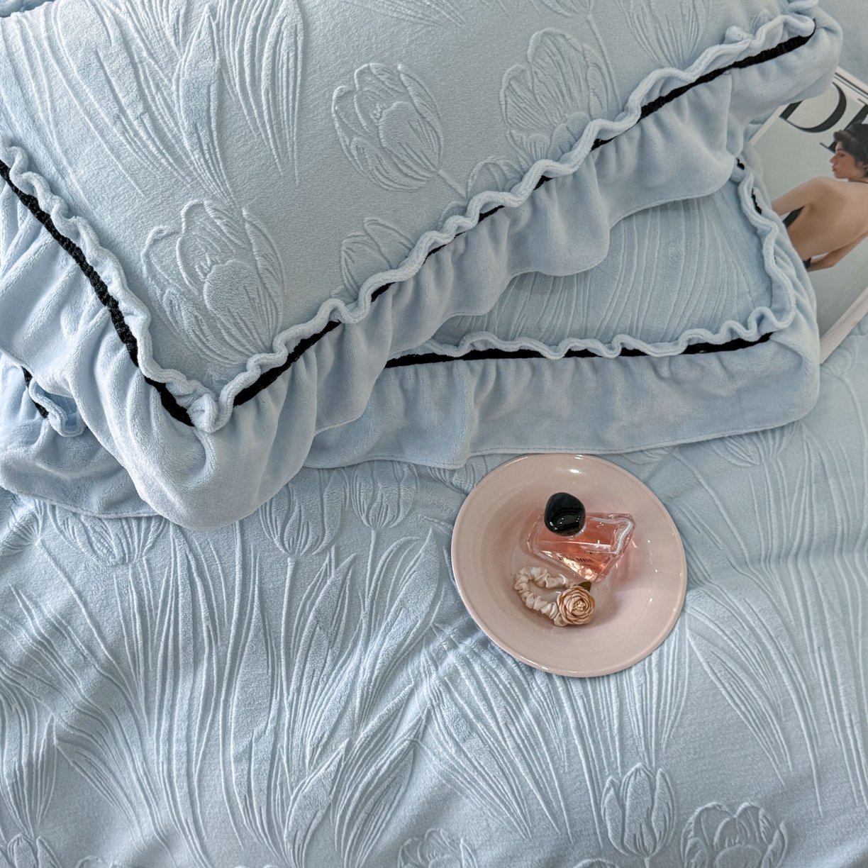 91家纺网 家纺一手货源 找家纺 绘萱家居 2025新款新品爆款高密消光织带花边款雕花牛奶绒四件套 艾薇儿-兰