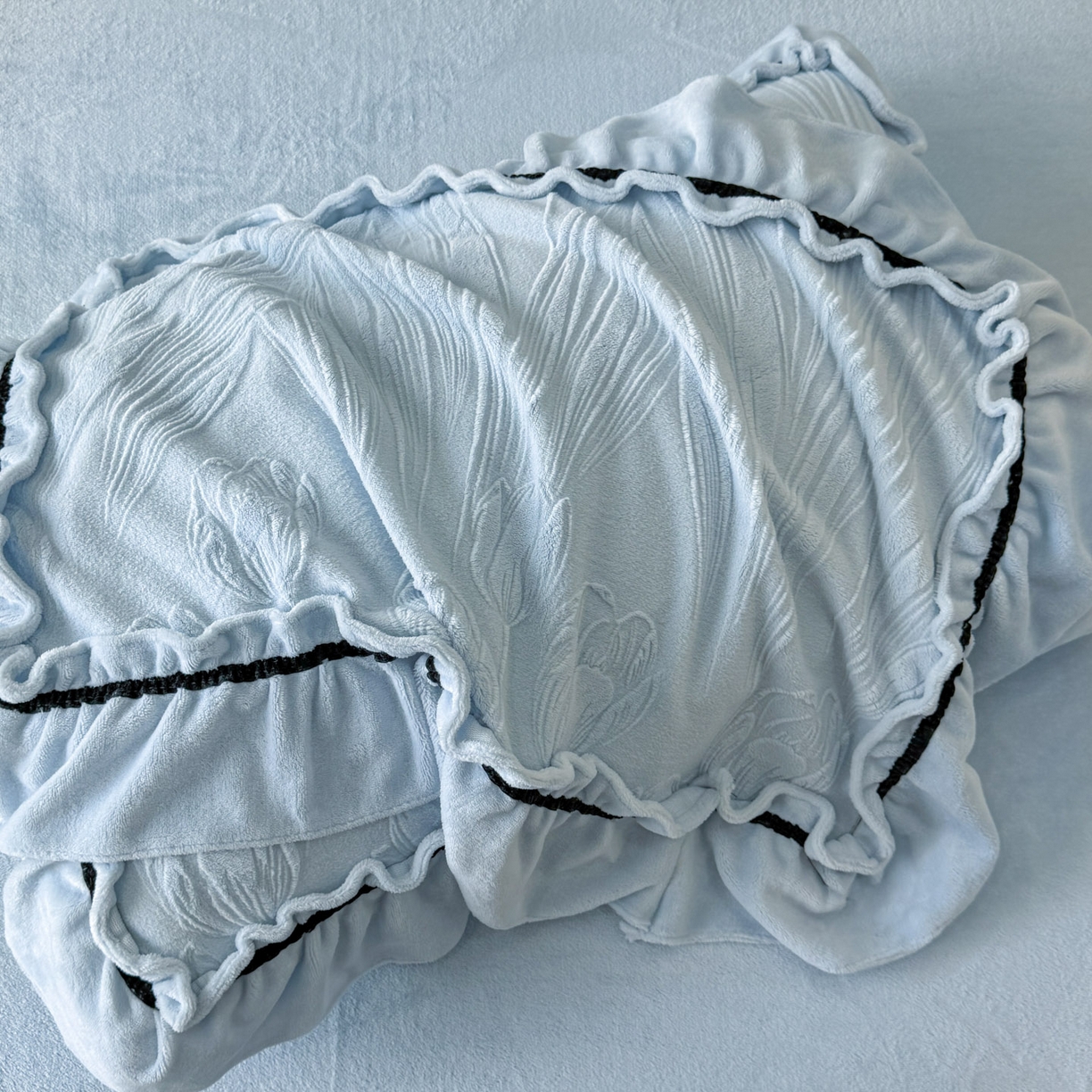 91家纺网 家纺一手货源 找家纺 绘萱家居 2025新款新品爆款高密消光织带花边款雕花牛奶绒四件套 艾薇儿-兰