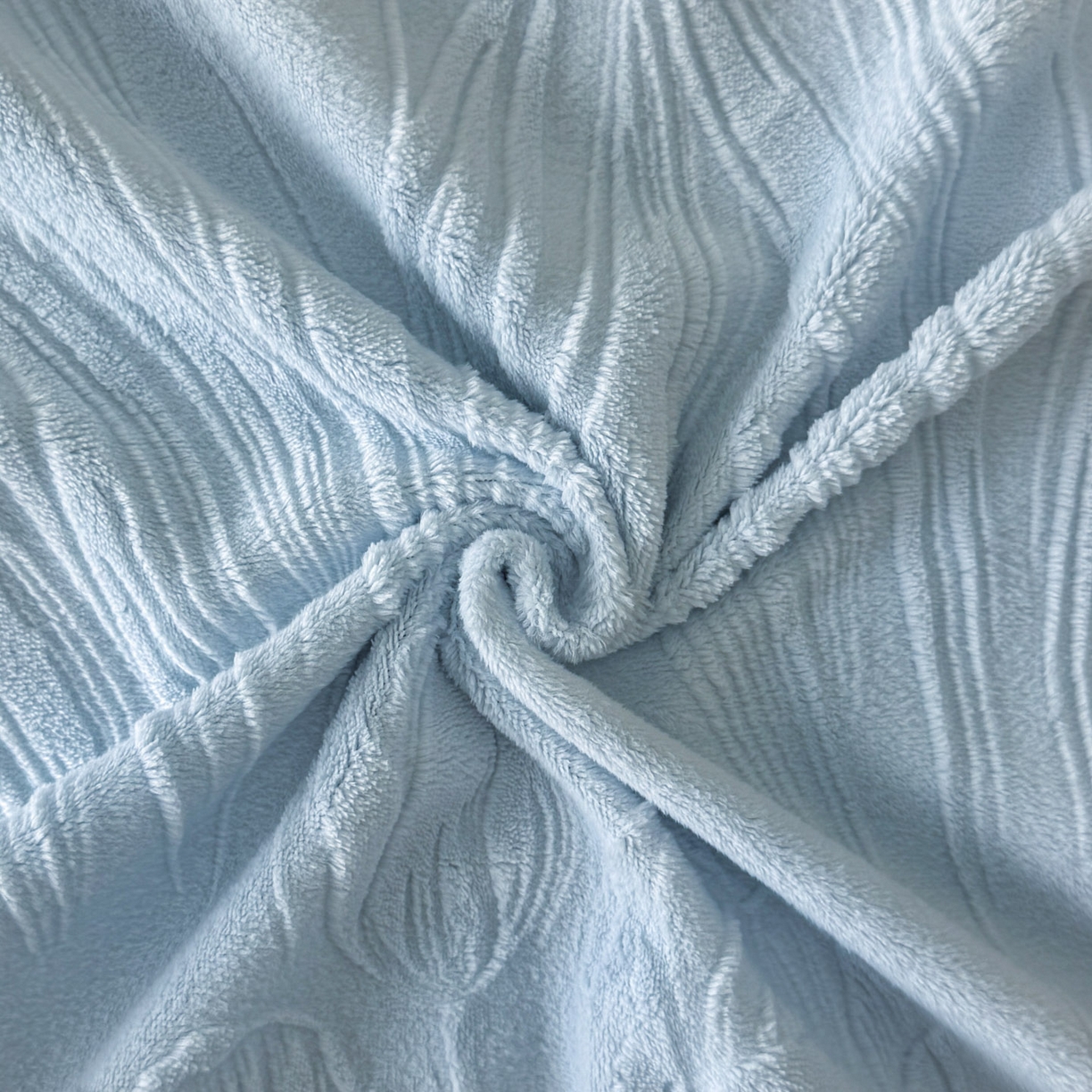 91家纺网 家纺一手货源 找家纺 绘萱家居 2025新款新品爆款高密消光织带花边款雕花牛奶绒四件套 艾薇儿-兰