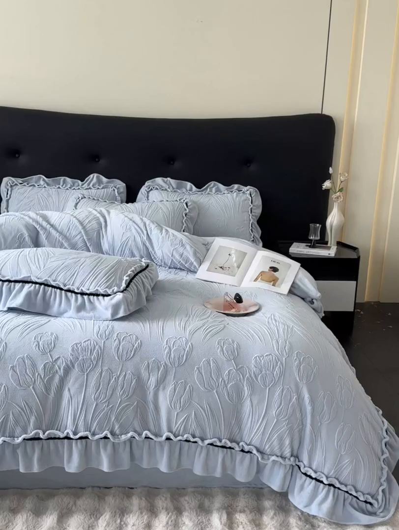 91家纺网 家纺一手货源 找家纺 绘萱家居 2025新款新品爆款高密消光织带花边款雕花牛奶绒四件套 艾薇儿-兰