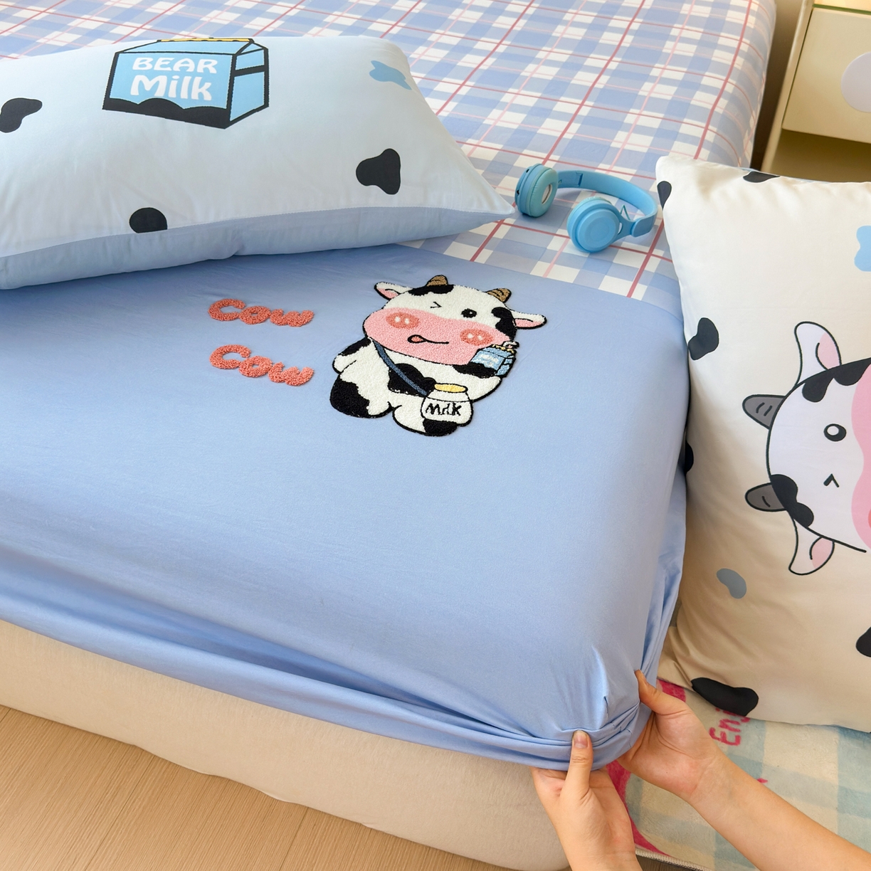 91家纺网 家纺一手货源 找家纺 一霖家纺 2025新款高克重云朵棉毛巾绣床笠 小红书热推 床笠款毛巾绣-牛杯杯