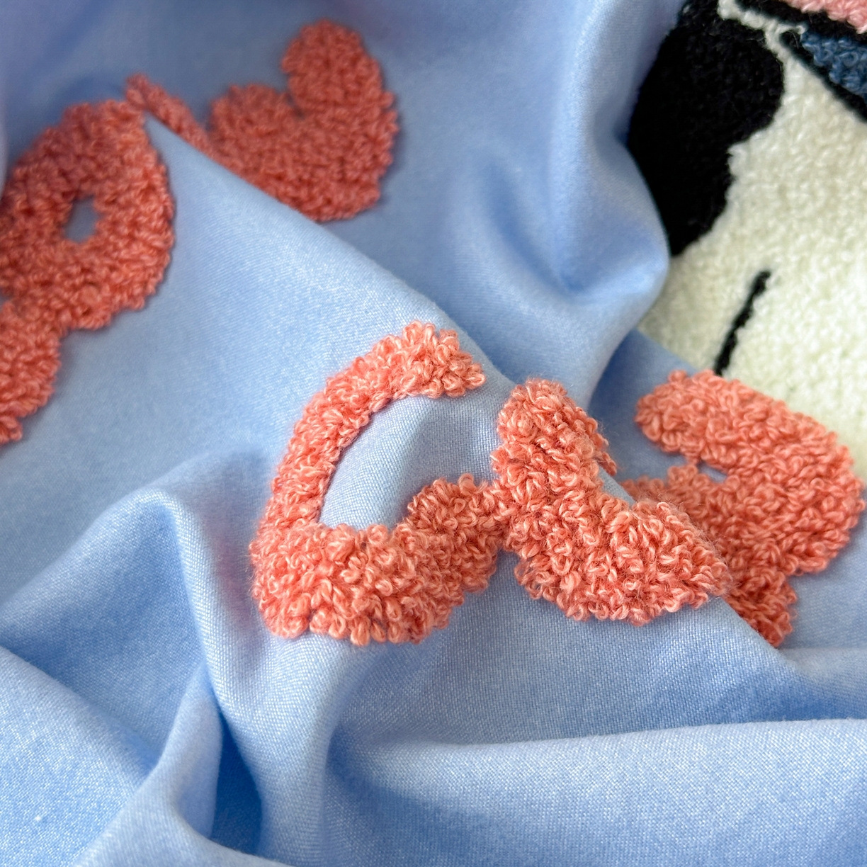 91家纺网 家纺一手货源 找家纺 一霖家纺 2025新款高克重云朵棉毛巾绣床笠 小红书热推 床笠款毛巾绣-牛杯杯