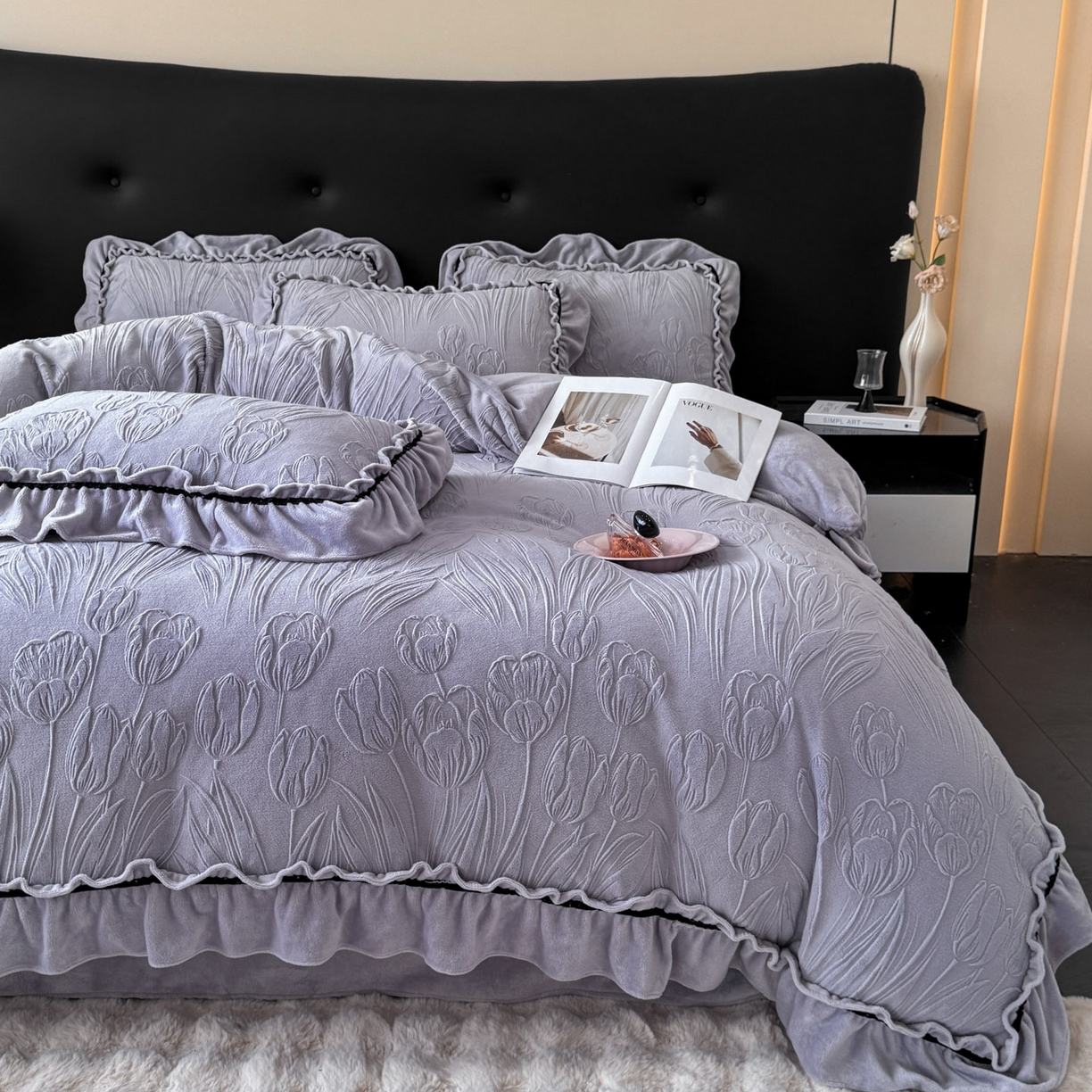 91家纺网 家纺一手货源 找家纺 绘萱家居 2025新款新品爆款高密消光织带花边款雕花牛奶绒四件套 艾薇儿-紫