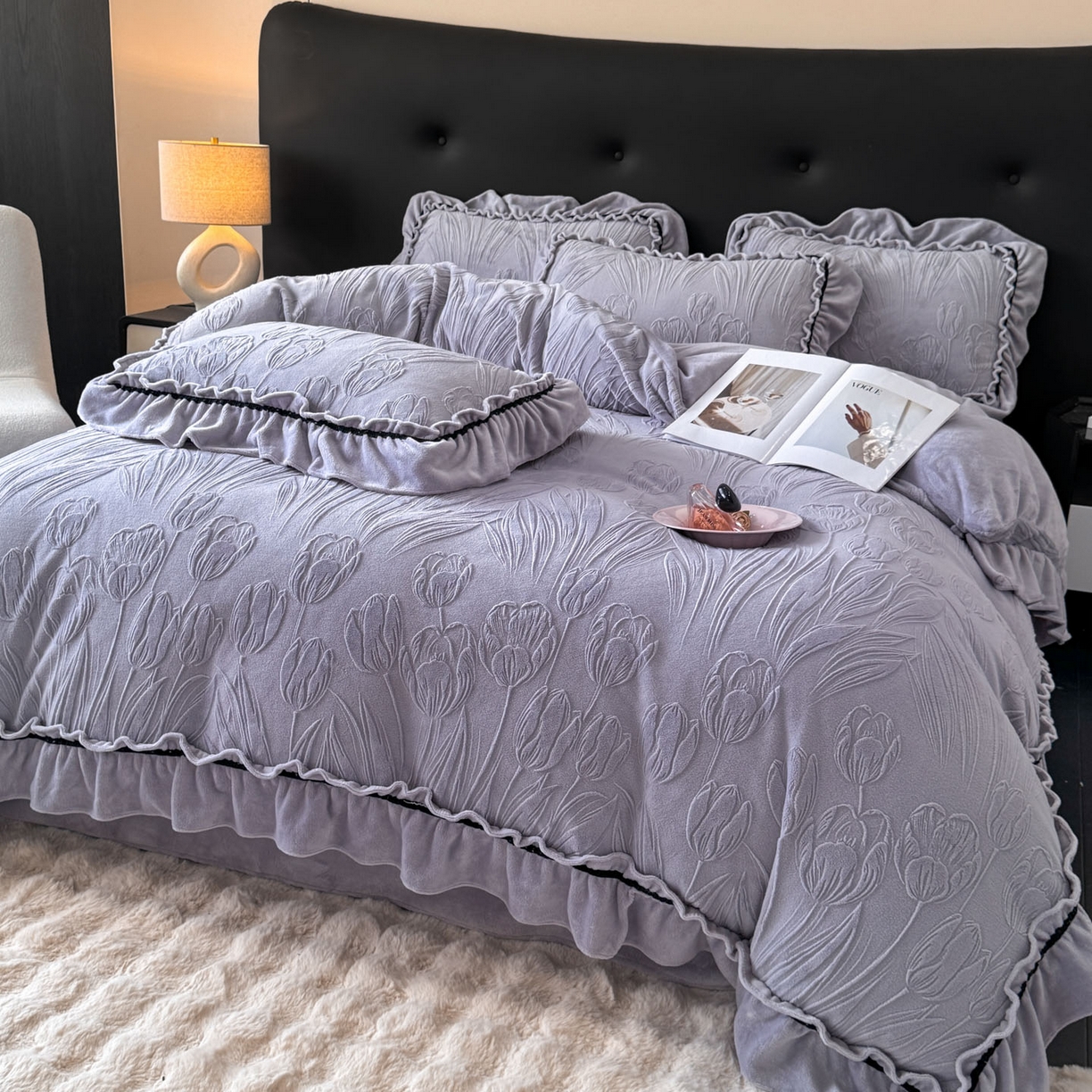 91家纺网 家纺一手货源 找家纺 绘萱家居 2025新款新品爆款高密消光织带花边款雕花牛奶绒四件套 艾薇儿-紫