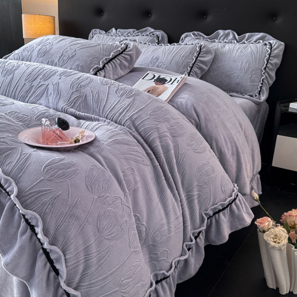 91家纺网 家纺一手货源 找家纺 绘萱家居 2025新款新品爆款高密消光织带花边款雕花牛奶绒四件套 艾薇儿-紫