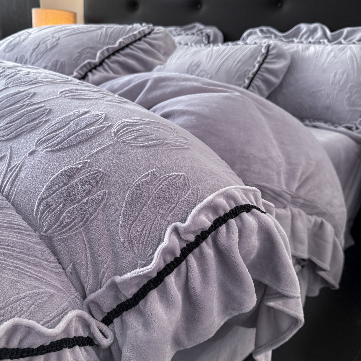 91家纺网 家纺一手货源 找家纺 绘萱家居 2025新款新品爆款高密消光织带花边款雕花牛奶绒四件套 艾薇儿-紫