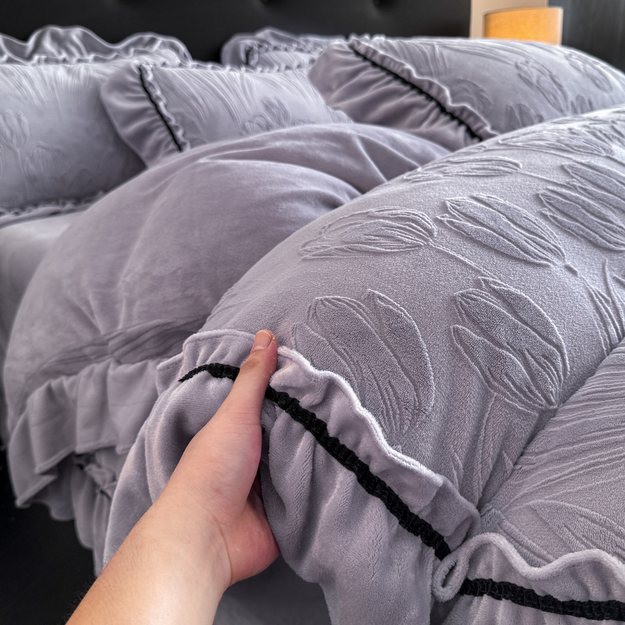 91家纺网 家纺一手货源 找家纺 绘萱家居 2025新款新品爆款高密消光织带花边款雕花牛奶绒四件套 艾薇儿-紫