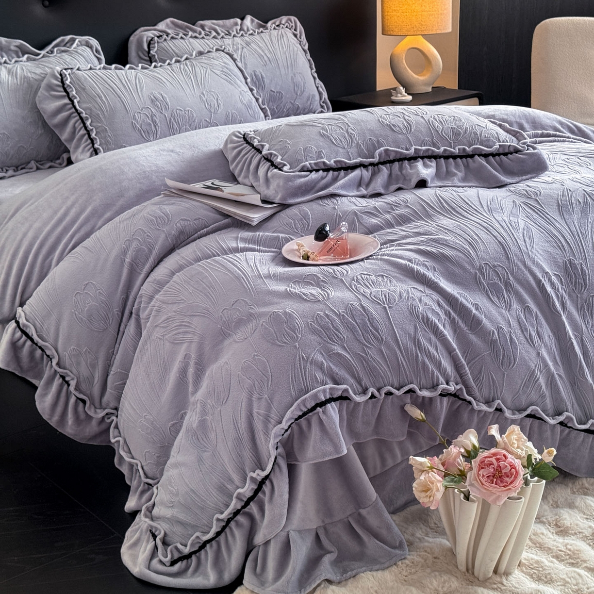 91家纺网 家纺一手货源 找家纺 绘萱家居 2025新款新品爆款高密消光织带花边款雕花牛奶绒四件套 艾薇儿-紫