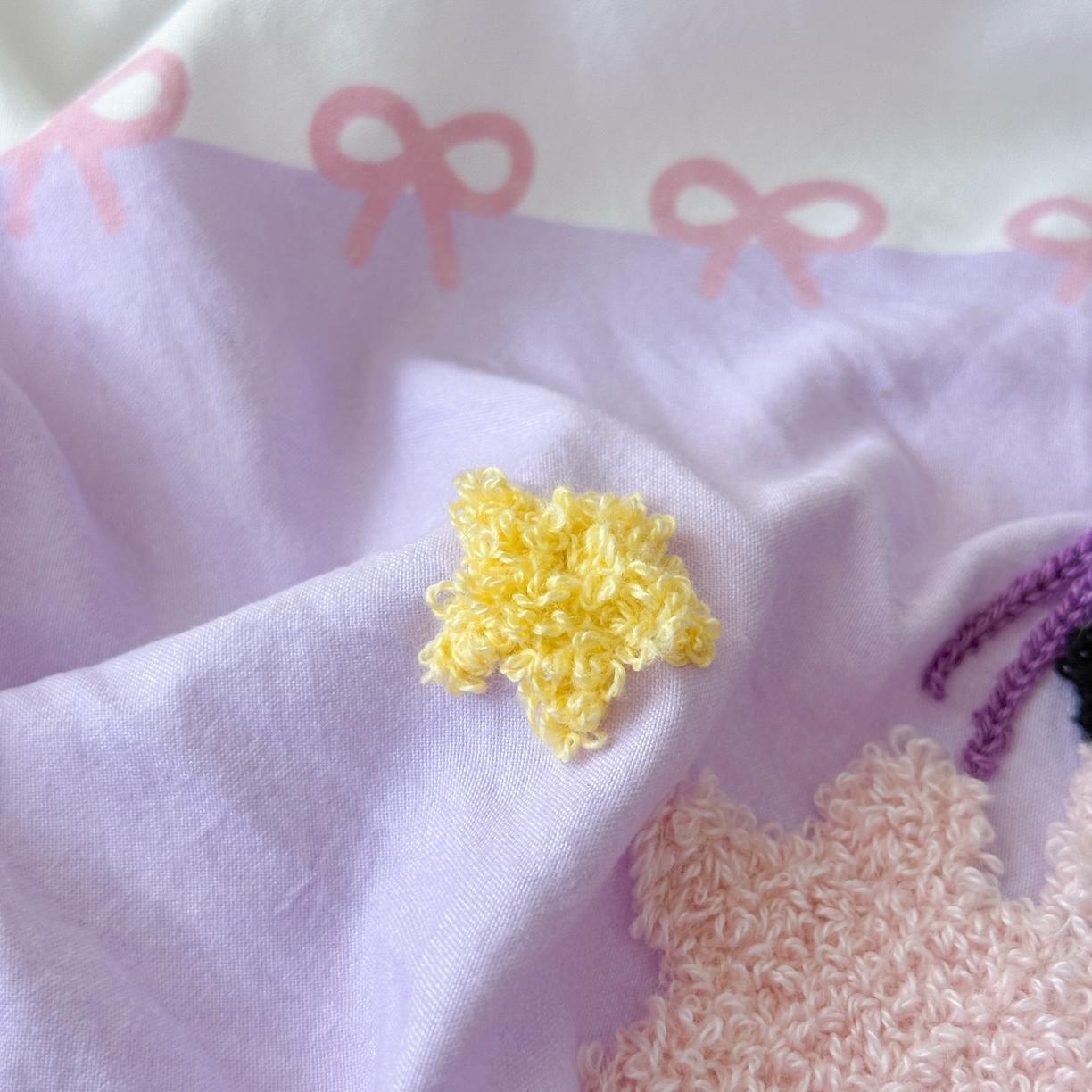 91家纺网 家纺一手货源 找家纺 一霖家纺 2025新款高克重云朵棉毛巾绣床笠 小红书热推 床笠款毛巾绣-甜品小新