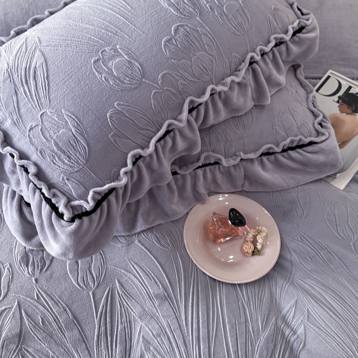 91家纺网 家纺一手货源 找家纺 绘萱家居 2025新款新品爆款高密消光织带花边款雕花牛奶绒四件套 艾薇儿-紫