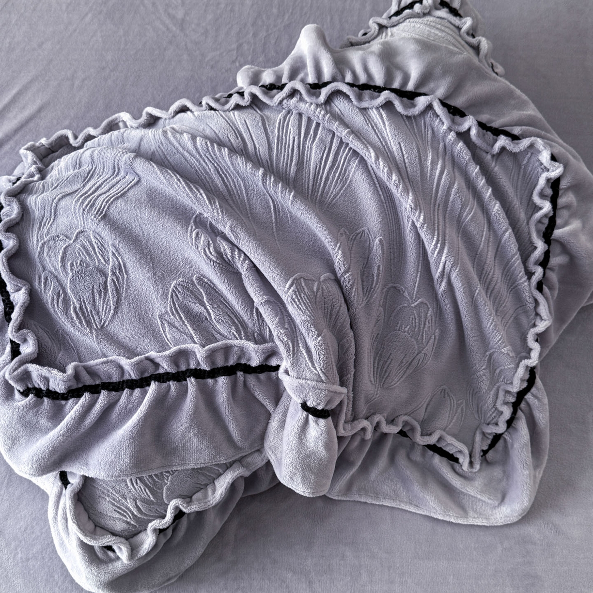 91家纺网 家纺一手货源 找家纺 绘萱家居 2025新款新品爆款高密消光织带花边款雕花牛奶绒四件套 艾薇儿-紫