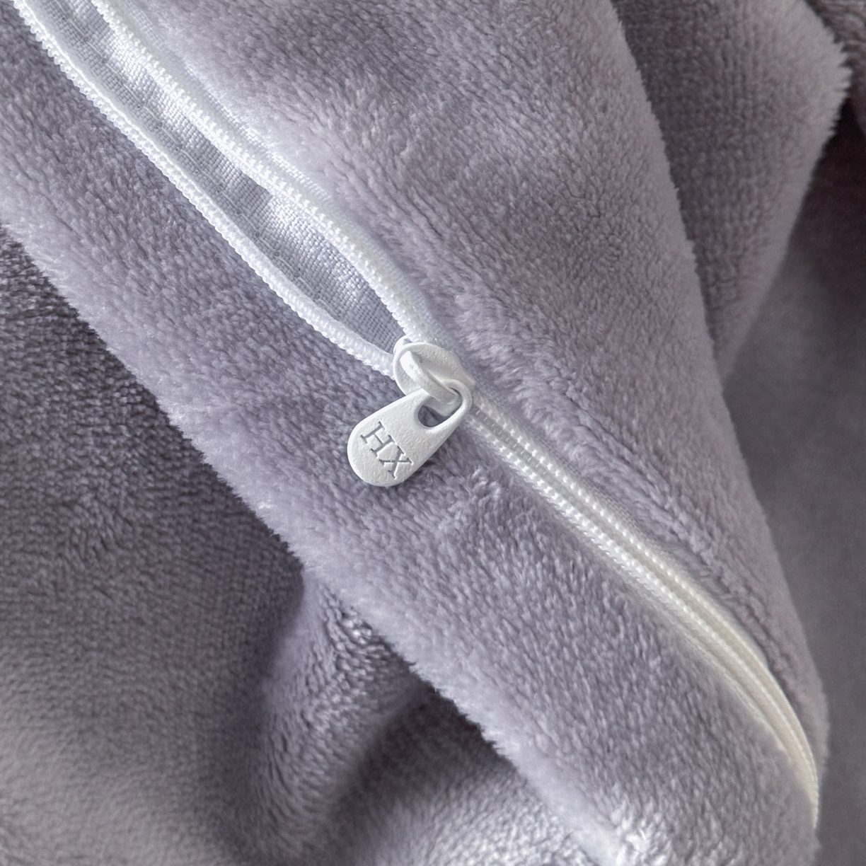 91家纺网 家纺一手货源 找家纺 绘萱家居 2025新款新品爆款高密消光织带花边款雕花牛奶绒四件套 艾薇儿-紫