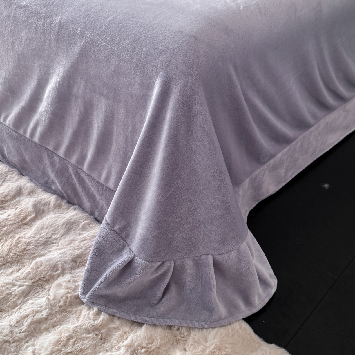 91家纺网 家纺一手货源 找家纺 绘萱家居 2025新款新品爆款高密消光织带花边款雕花牛奶绒四件套 艾薇儿-紫