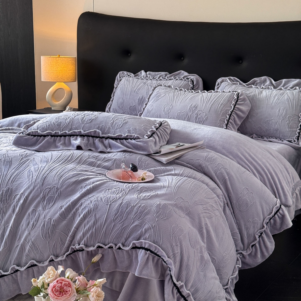 91家纺网 家纺一手货源 找家纺 绘萱家居 2025新款新品爆款高密消光织带花边款雕花牛奶绒四件套 艾薇儿-紫