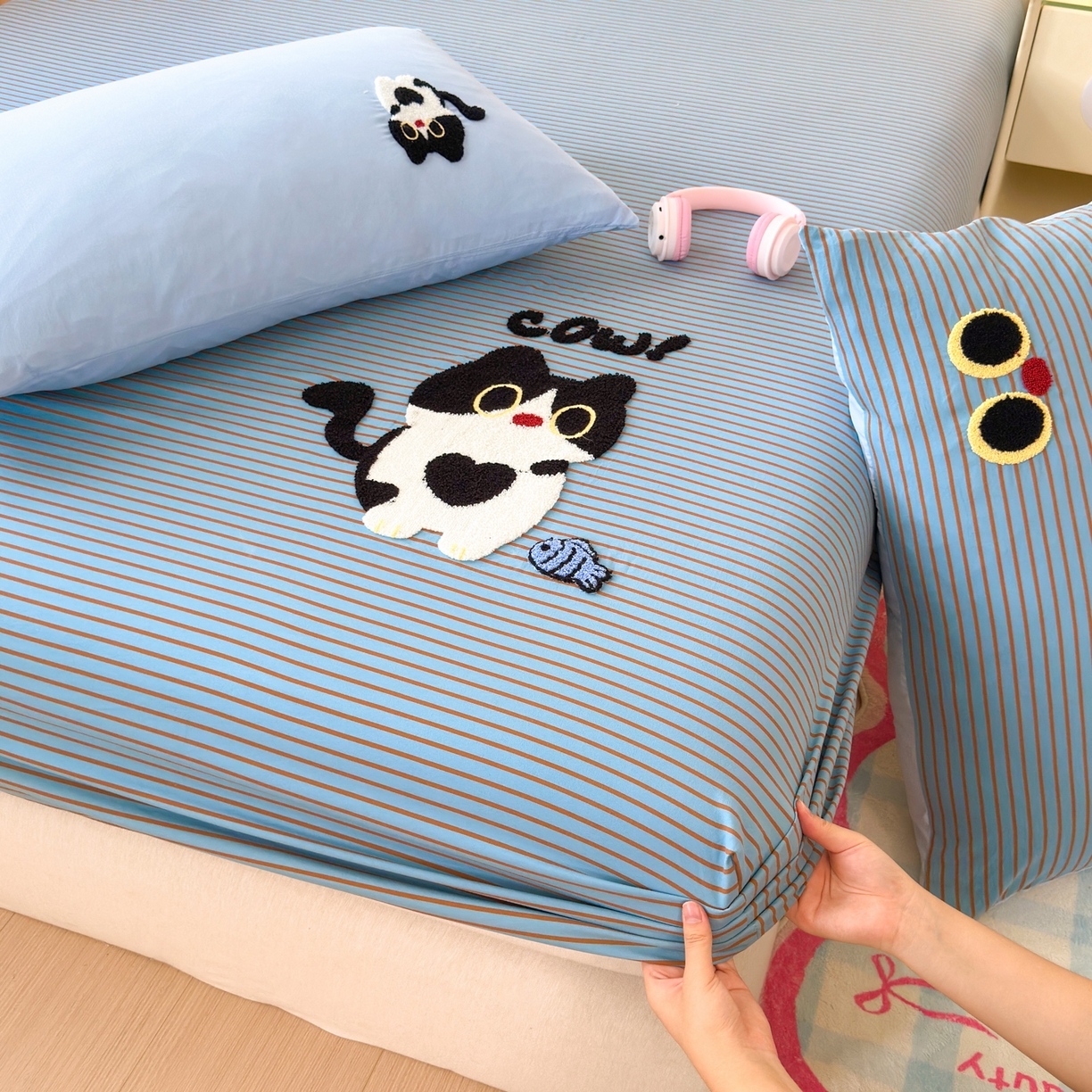 91家纺网 家纺一手货源 找家纺 一霖家纺 2025新款高克重云朵棉毛巾绣床笠 小红书热推 床笠款毛巾绣-小黑猫