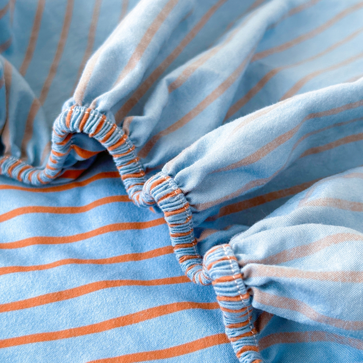 91家纺网 家纺一手货源 找家纺 一霖家纺 2025新款高克重云朵棉毛巾绣床笠 小红书热推 床笠款毛巾绣-小黑猫