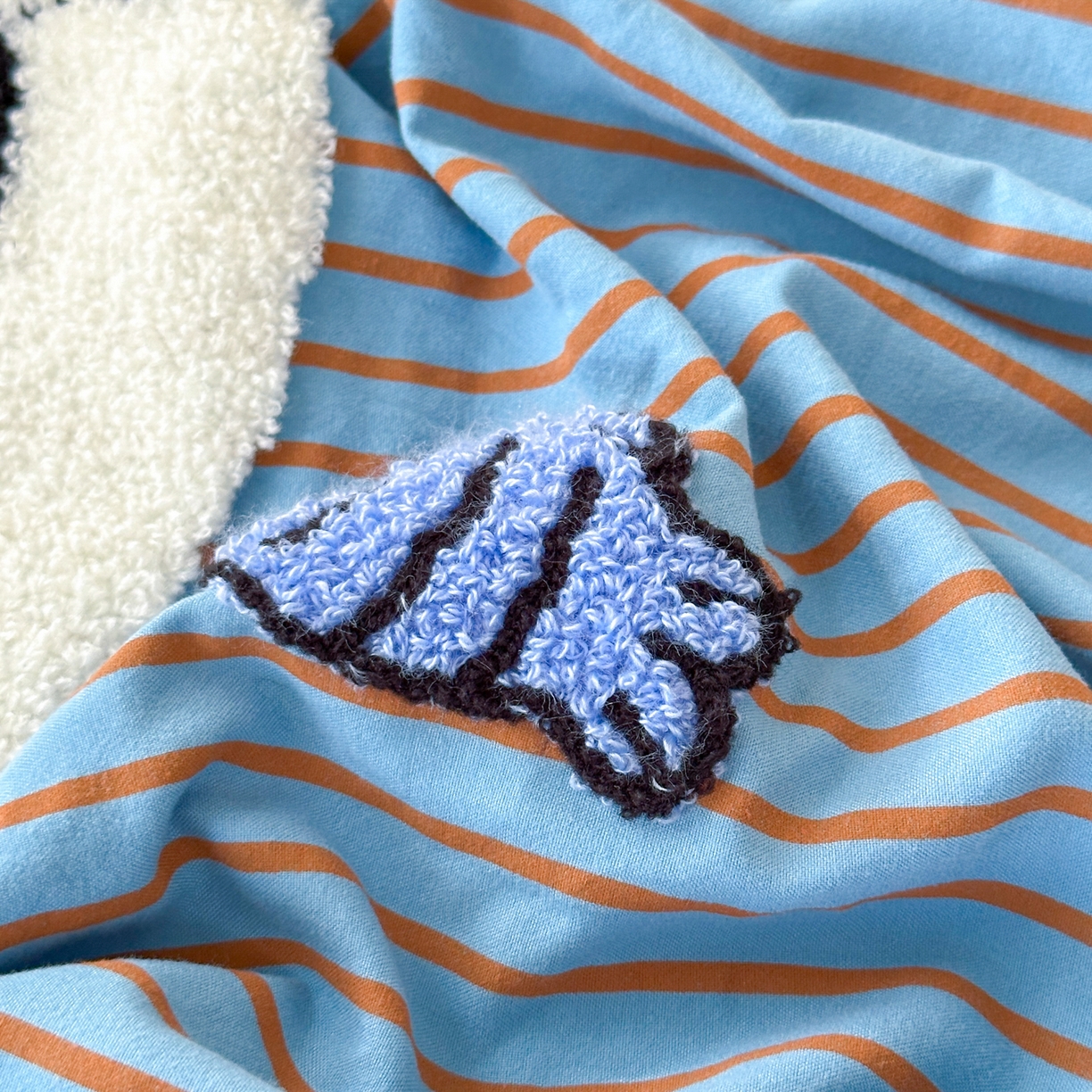 91家纺网 家纺一手货源 找家纺 一霖家纺 2025新款高克重云朵棉毛巾绣床笠 小红书热推 床笠款毛巾绣-小黑猫