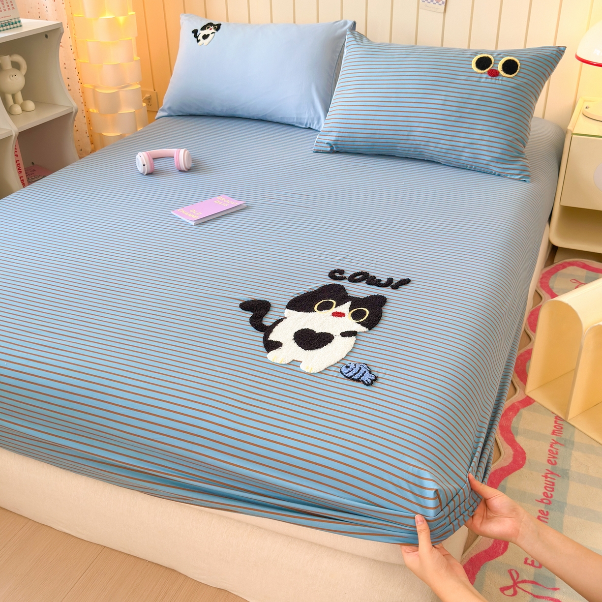 91家纺网 家纺一手货源 找家纺 一霖家纺 2025新款高克重云朵棉毛巾绣床笠 小红书热推 床笠款毛巾绣-小黑猫